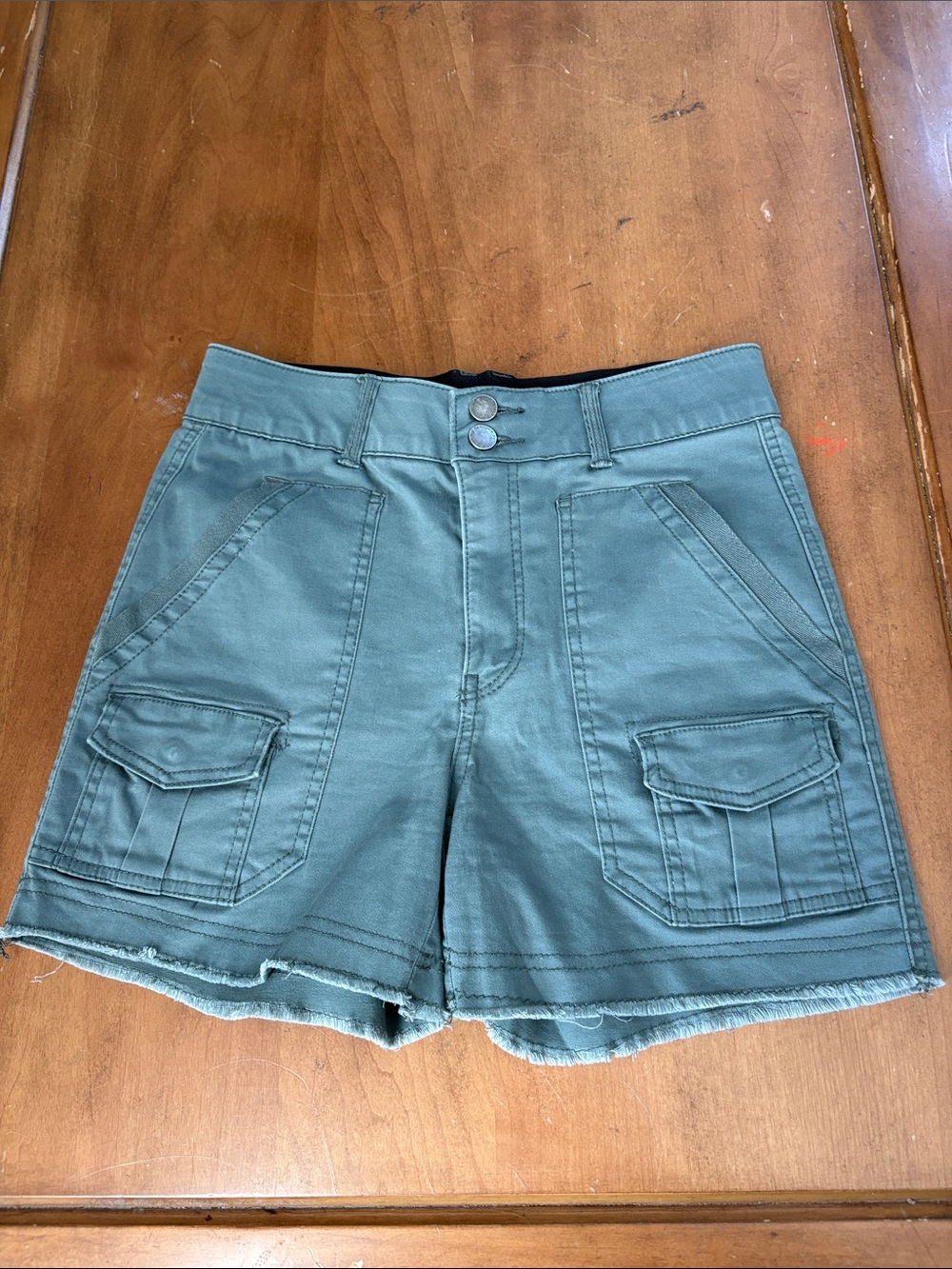Democracy AbSolution Utility Cargo Women’s Shorts in Olive Green Size 2